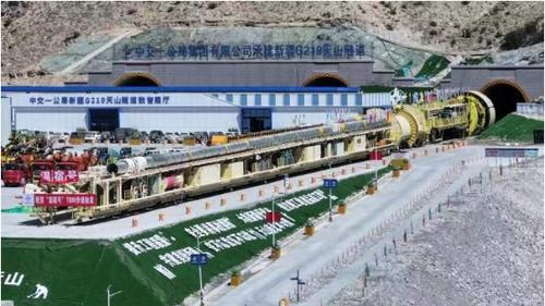 新疆西天山特长隧道“温宿号”开启穿越之旅