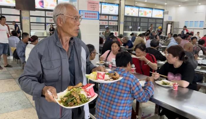 现场直击｜团洲垸转移群众在安置点吃上了热乎饭菜