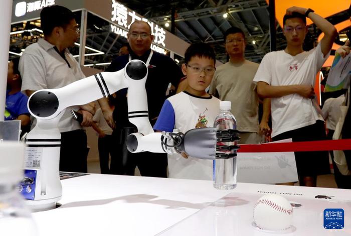 新华全媒+｜上海：在人工智能大会上感受科技之美