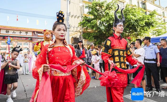 组图+视频丨牛魔王娶亲巡游在文昌锦山精彩上演