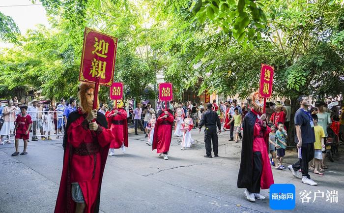 组图+视频丨牛魔王娶亲巡游在文昌锦山精彩上演