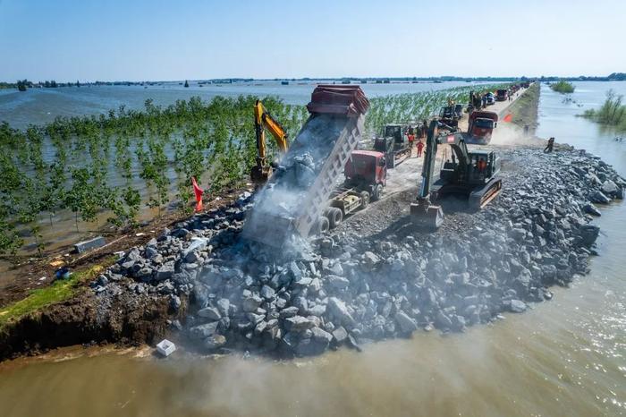 突发：湖南九峰水库大坝渗漏！华容接受社会捐赠矿泉水面包等，洞庭湖决堤抢险最新→