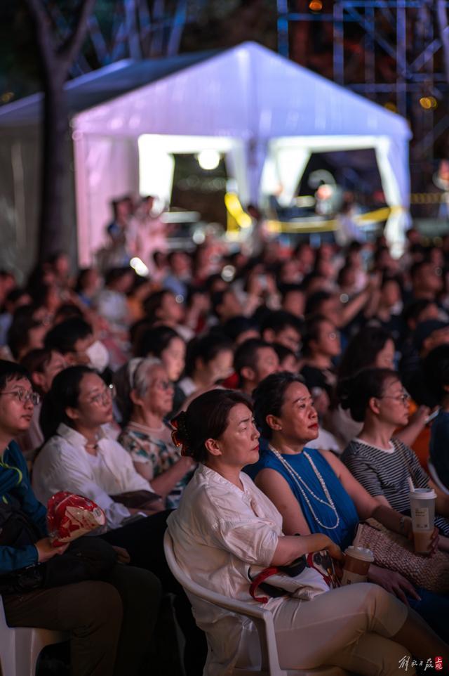 城市草坪，口哨穿透夜色高温，上海夏季音乐节与观众如约回归