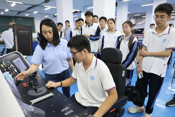 西安交通职业学校与西安市五环中学“名校+”合作办学 培养高素质技能型人才