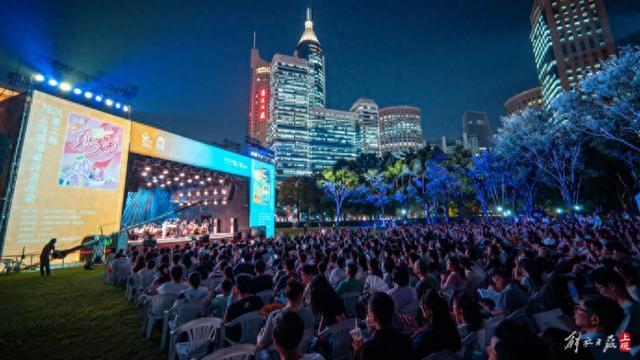 城市草坪，口哨穿透夜色高温，上海夏季音乐节与观众如约回归