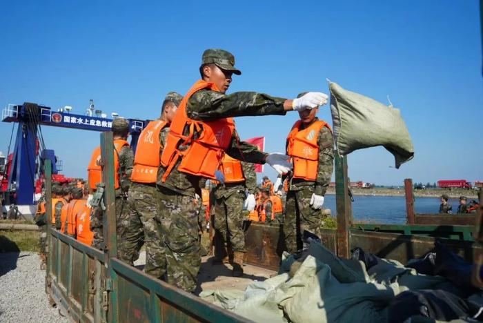 不负重托勇担当——武警湖南总队紧急驰援岳阳市华容县决堤抢险救援一线侧记