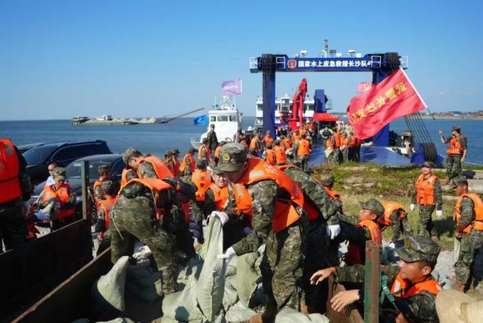 不负重托勇担当——武警湖南总队紧急驰援岳阳市华容县决堤抢险救援一线侧记