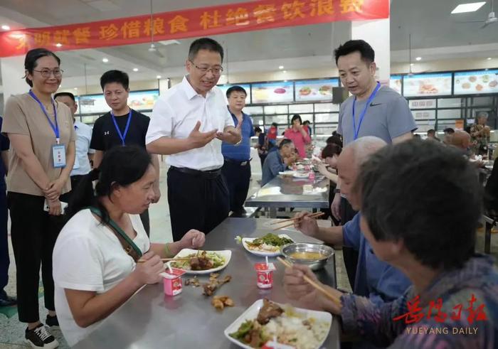 谢卫江到华容县安置点看望受灾群众