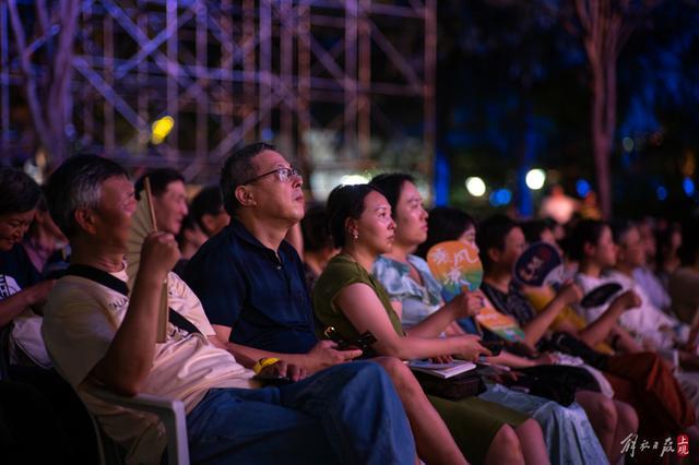 城市草坪，口哨穿透夜色高温，上海夏季音乐节与观众如约回归