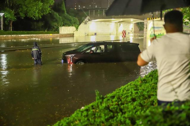 潍坊：暴雨导致桥涵封闭，有车辆被困