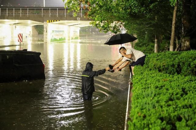 潍坊：暴雨导致桥涵封闭，有车辆被困