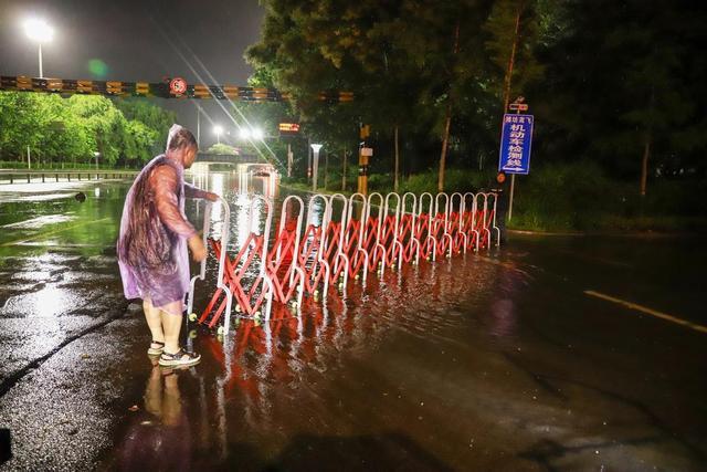 潍坊：暴雨导致桥涵封闭，有车辆被困