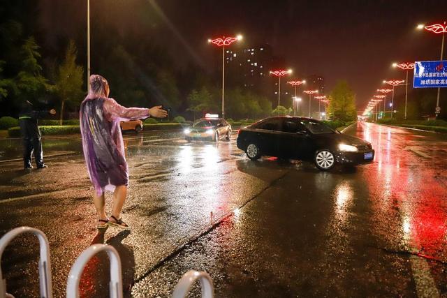 潍坊：暴雨导致桥涵封闭，有车辆被困