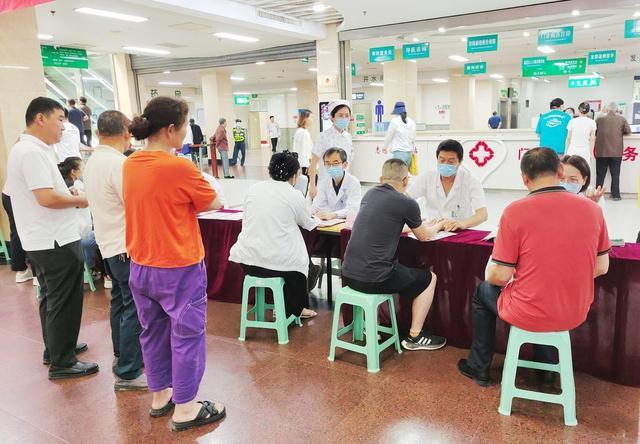 滕州市中心人民医院举办庆祝《中华人民共和国中医药法》实施七周年宣传义诊活动