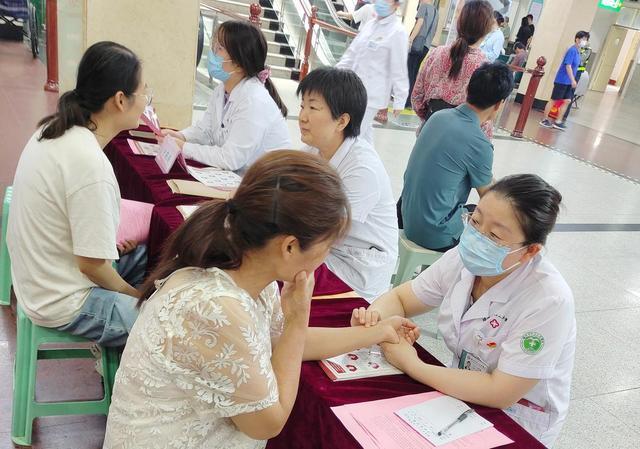 滕州市中心人民医院举办庆祝《中华人民共和国中医药法》实施七周年宣传义诊活动