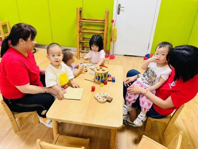 楼上有小，楼下有老！这里“老幼共托”何以引关注