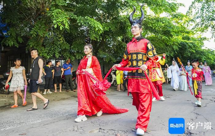 组图+视频丨牛魔王娶亲巡游在文昌锦山精彩上演