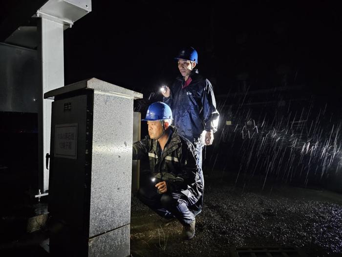 搏风斗雨  连夜抢修 山东应对极端恶劣天气恢复供电超八成