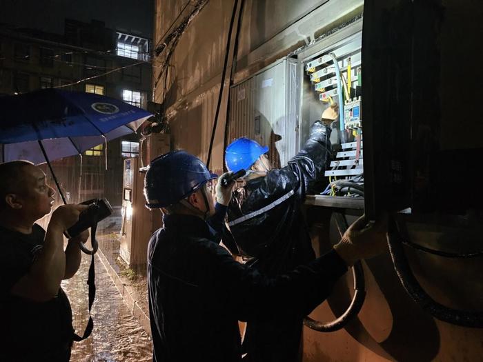 搏风斗雨  连夜抢修 山东应对极端恶劣天气恢复供电超八成