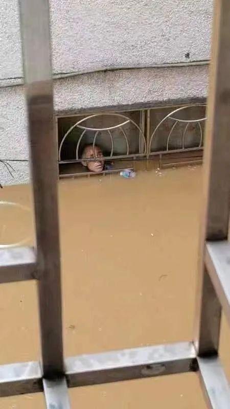 平江抗洪现场：洪水中3人托举孕妇3小时