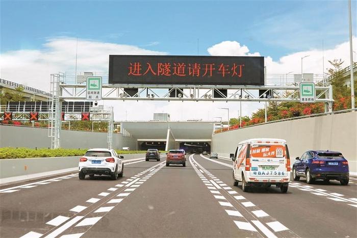 深中通道迎首个周末车流高峰