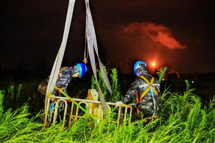 搏风斗雨  连夜抢修 山东应对极端恶劣天气恢复供电超八成