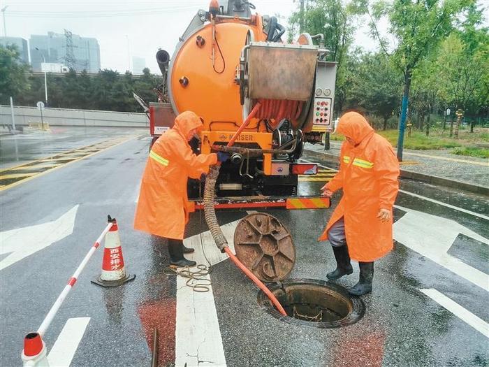 西安水务排水集团公司在全市103个易积水点开展应急处置