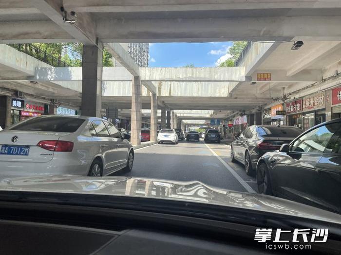 小区周边道路车辆“任性”违停     居民通行受影响