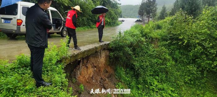 大方县三元乡人大代表担当作为共同筑牢防汛安全网