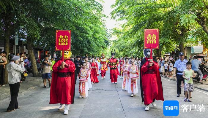 组图+视频丨牛魔王娶亲巡游在文昌锦山精彩上演