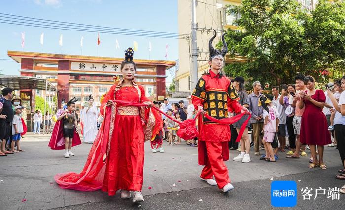 组图+视频丨牛魔王娶亲巡游在文昌锦山精彩上演