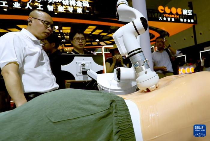 上海：人工智能大会上的机器人技能秀