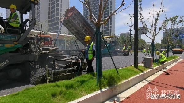 高温下的坚守：脚踩120℃滚烫沥青 他们“汗”卫城市美好