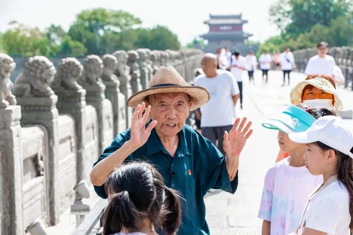 “真实的历史，必须向年轻人讲出来”……