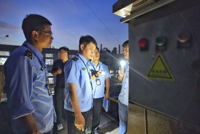 柯桥开展大气污染防治夜检专项行动