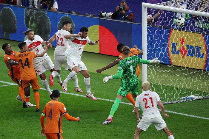 欧洲杯最新战报！荷兰2-1逆转土耳其，时隔20年再进四强！皮克福德扑点立功，英格兰战胜瑞士