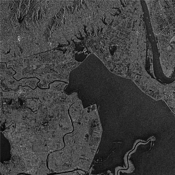 洞庭湖遭洪水涌入前后卫星影像对比图：大片草甸、陆地被完全淹没