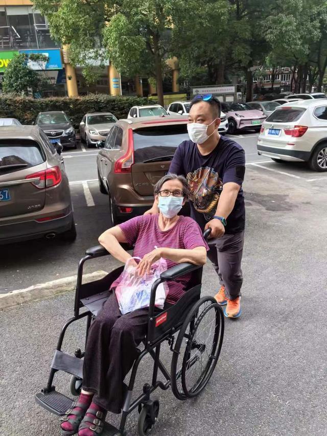 酷暑中独居老人突发疾病，社区干部及时送医，外卖小哥也加入关爱老人队伍