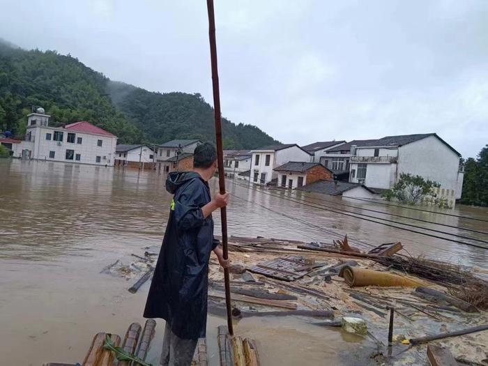 当一个现代村落成为洪水中的孤岛