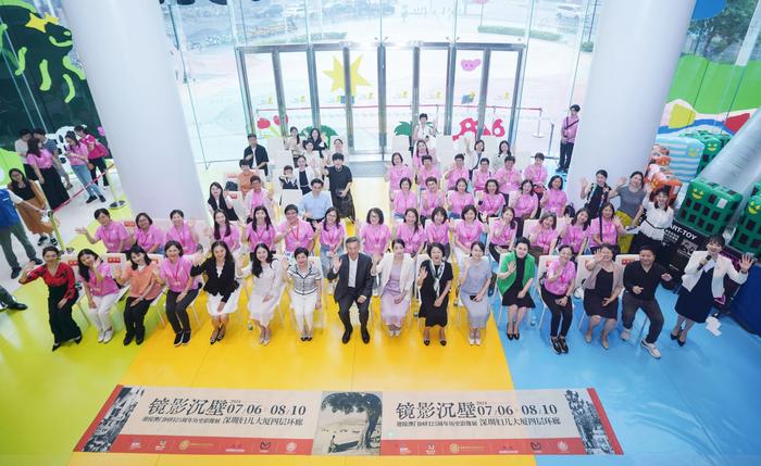 “镜影沉壁”澳门回归祖国25周年历史影像展在深圳妇儿大厦展出