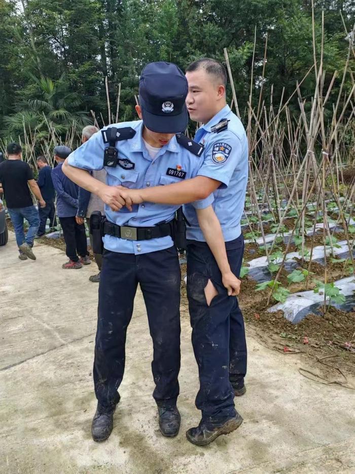 湖北利川男子醉酒坠落天坑，警民绕行崎岖山路生死救援