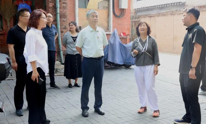 区领导缪剑虹、彭秀颖走进广内街道参加在职党员社区统一行动日活动