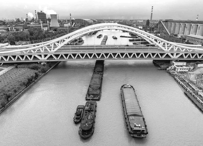 苏北运河江苏淮安段上运输煤炭、建材等物资的货船有序航行