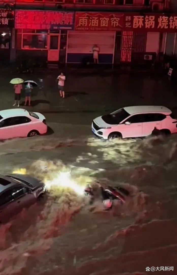 上海直逼40℃，高架路面被晒变形，有人热晕倒在路边！暴雨突袭，郑州有街道“水深齐腰，车随浪漂”，淄博有人“连人带车被冲走”