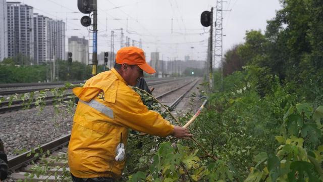 国铁济南局聊城工务段：鏖战铁路抗洪保畅通