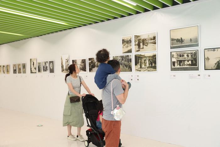 “镜影沉壁”澳门回归祖国25周年历史影像展在深圳妇儿大厦展出