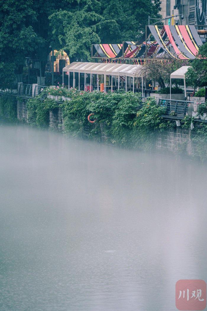 C视频｜薄雾绕锦江 阁楼朦胧烟雨中