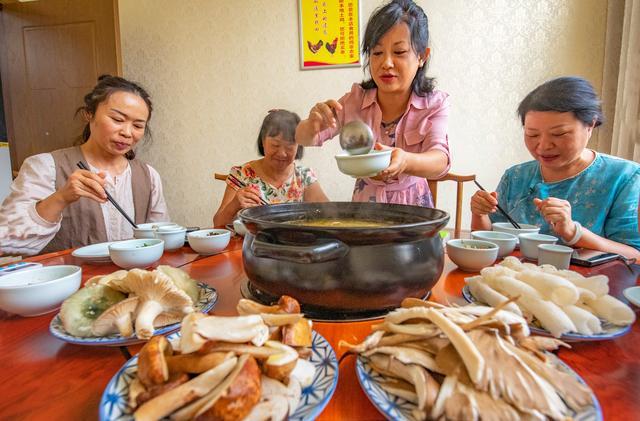 神州风物丨彩云之南寻“菌”季