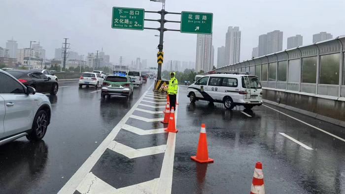 郑州多路段因积水临时管控