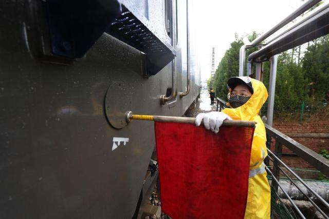 做好检查巡视、强化现场盯控，铁路机务人员风雨无阻保畅通